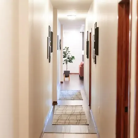 2br Airy & Tidy With Free Covered Parking - Modern *