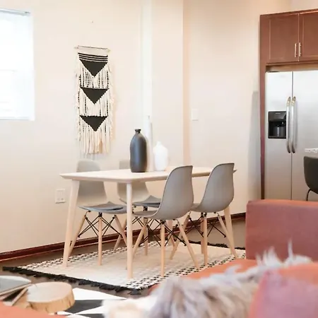 2br Airy & Tidy With Free Covered Parking - Modern