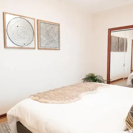2br Airy & Tidy With Free Covered Parking - Modern Apartment Chicago