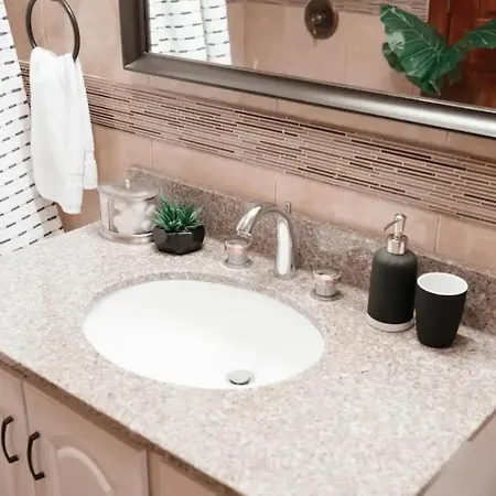 Apartment 2br Airy & Tidy With Free Covered Parking - Modern