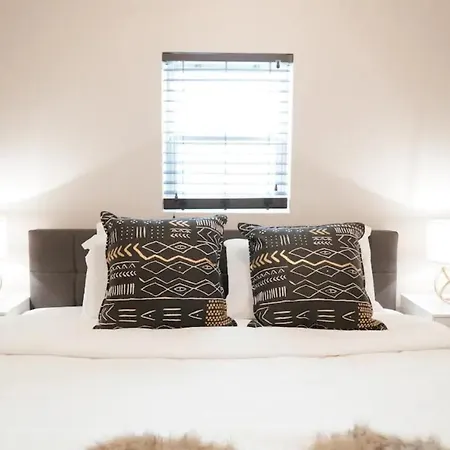 2br Airy & Tidy With Free Covered Parking - Modern *