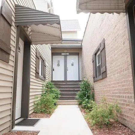 2br Airy & Tidy With Free Covered Parking - Modern
