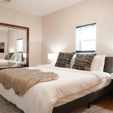 2br Airy & Tidy With Free Covered Parking - Modern Apartment Chicago