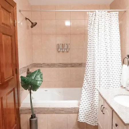 2br Airy & Tidy With Free Covered Parking - Modern Apartment