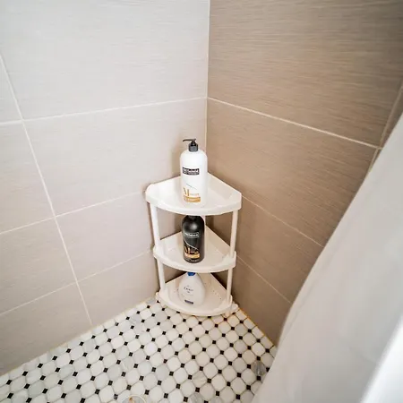Apartment 3-bedroom Gem With In-unit Laundry - Lawndale 1 *