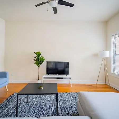 Apartment 3-bedroom Gem With In-unit Laundry - Lawndale 1 Chicago
