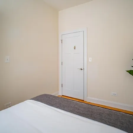 3-bedroom Gem With In-unit Laundry - Lawndale 1 Apartment Chicago