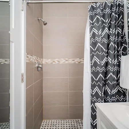 3-bedroom Gem With In-unit Laundry - Lawndale 1 Apartment