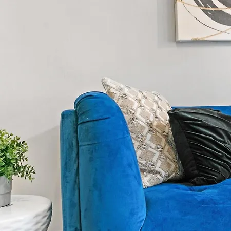 Convenient 2br Close To Shops, Dining, Loyola - Lunt 2s Apartment