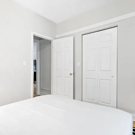 Convenient 2br Close To Shops, Dining, Loyola - Lunt 2s Apartment Chicago