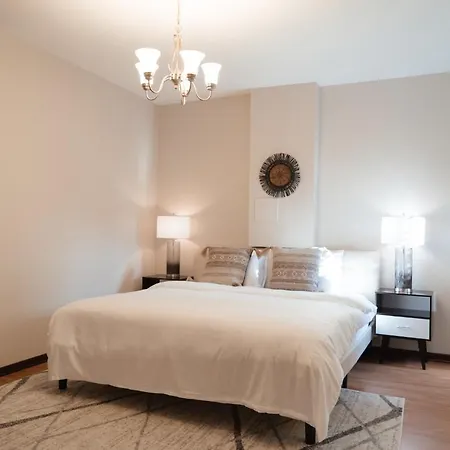 2br Airy & Tidy With Free Covered Parking - Modern Apartment *