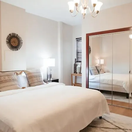 Apartment 2br Airy & Tidy With Free Covered Parking - Modern Chicago