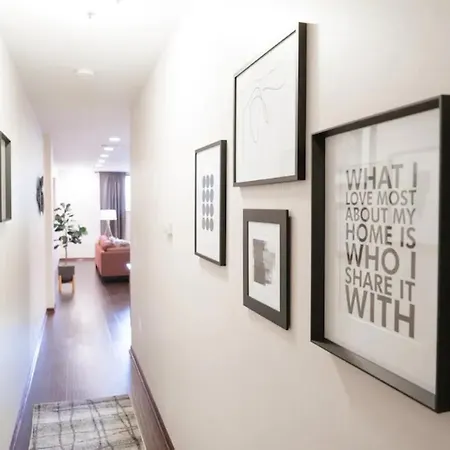 2br Airy & Tidy With Free Covered Parking - Modern * Chicago