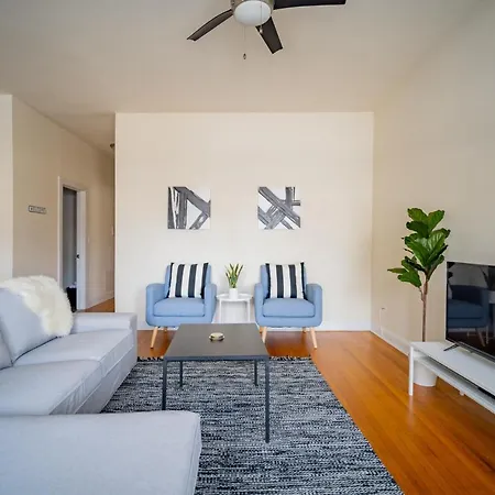 Apartment 3-bedroom Gem With In-unit Laundry - Lawndale 1