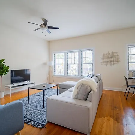 Apartment 3-bedroom Gem With In-unit Laundry - Lawndale 1