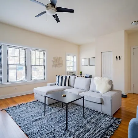 3-bedroom Gem With In-unit Laundry - Lawndale 1 Apartment