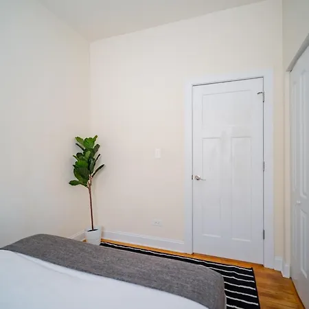 3-bedroom Gem With In-unit Laundry - Lawndale 1 *