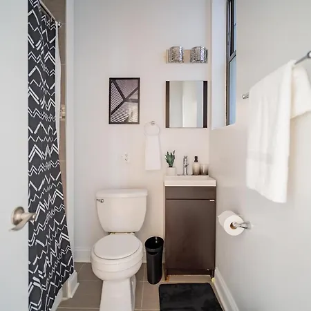 Apartment 3-bedroom Gem With In-unit Laundry - Lawndale 1 *