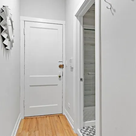 Apartment Chic & Updated In East Lakeview - Barry S1 Chicago