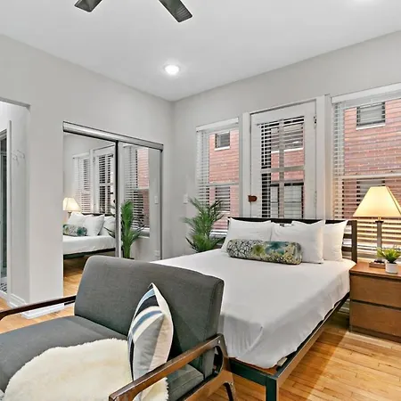 Apartment Chic & Updated In East Lakeview - Barry S1 *