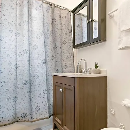 Well-equipped In - Belmont B7 Chicago
