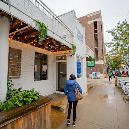 Comfy And Complete Near Boystown - Oakdale 317 Rep Apartment