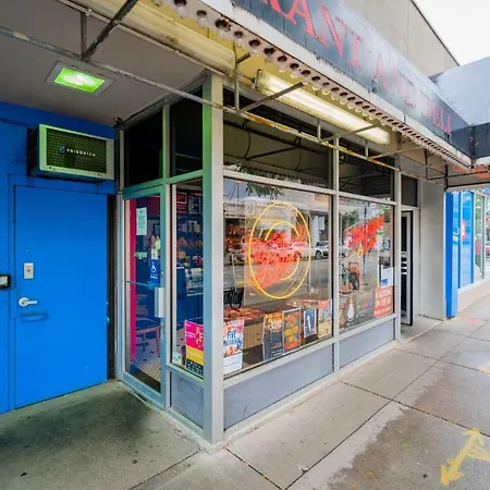 Comfy And Complete Near Boystown - Oakdale 317 Rep