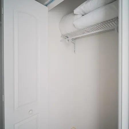 Comfy And Complete Near Boystown - Oakdale 317 Rep Apartment *