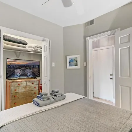 Apartment Feel The Vibe 2br Designer - Halsted 3d Chicago