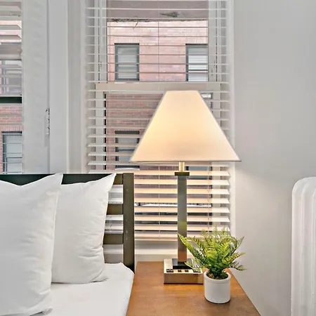 Chic & Updated In East Lakeview - Barry S1