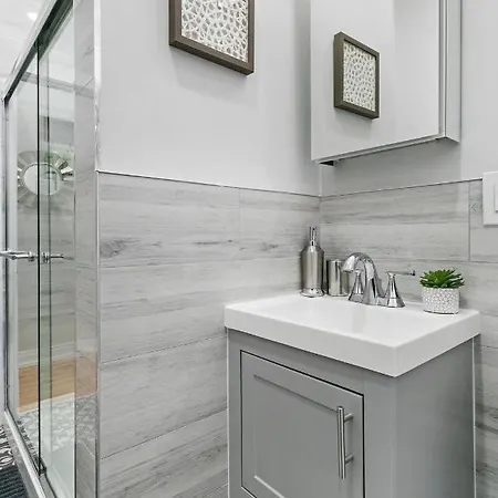 Chic & Updated In East Lakeview - Barry S1