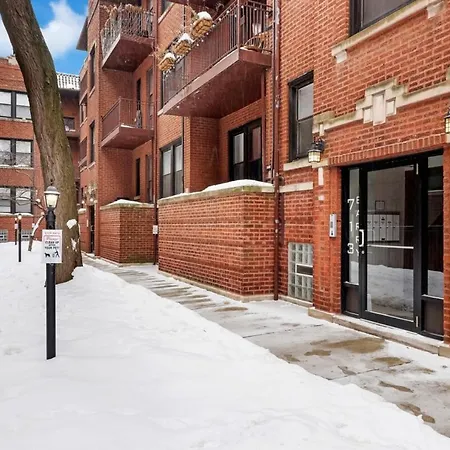 Chic & Updated In East Lakeview - Barry S1 Apartment *