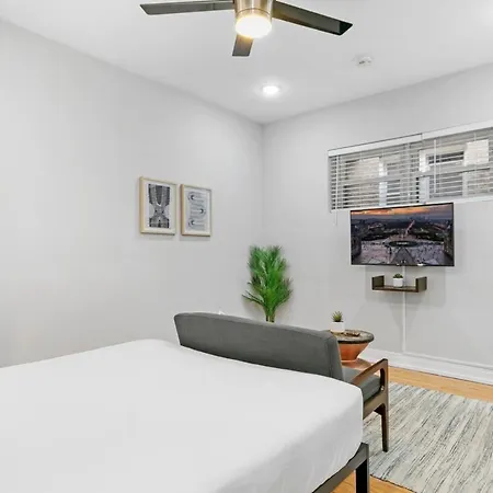 Chic & Updated In East Lakeview - Barry S1 Chicago
