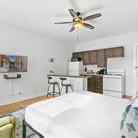 Well-equipped In - Belmont B7 Chicago