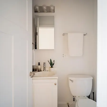 Apartment 3-bedroom Gem With In-unit Laundry - Lawndale 1 Chicago