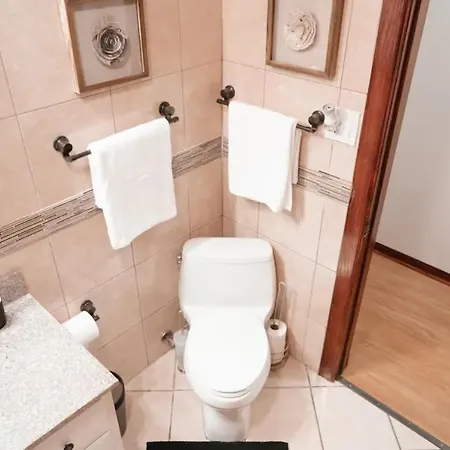 2br Airy & Tidy With Free Covered Parking - Modern Apartment *