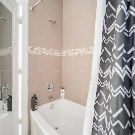 Apartment 3-bedroom Gem With In-unit Laundry - Lawndale 1 *