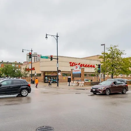 Comfy And Complete Near Boystown - Oakdale 317 Rep Apartment