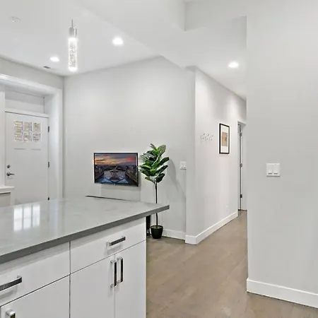 2br Trendy Urban - Division 102w 202w 302w Rep Apartment *