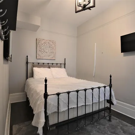 Penthouse Level, Stunning Wrigley Apartment *