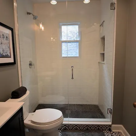 Apartment Penthouse Level, Stunning Wrigley *