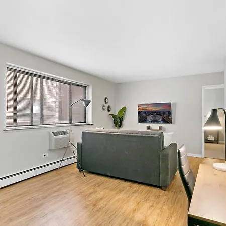Stunning 1br At Center Of Lakeview - Oakdale 211 Apartment *