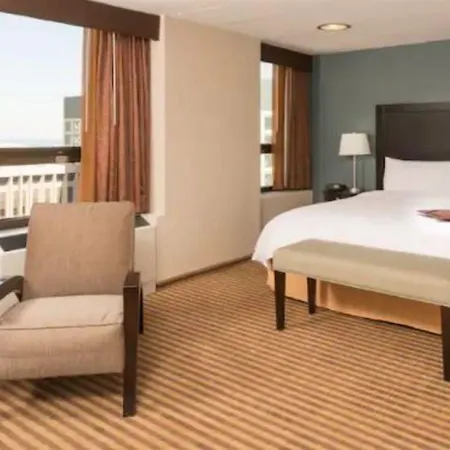 Hotel Hampton Downtown/magnificent Mile 3*