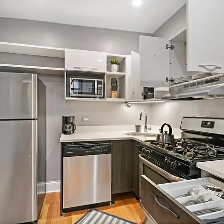 Homey 2br Unit In Boystown, Steps From Everything - Stratford 2n 3n Rep Apartment