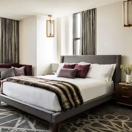 Londonhouse Chicago, Curio Collection By Hilton
