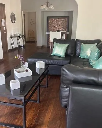 Clean, Spacious, Inexpensive Queen Br Chicago