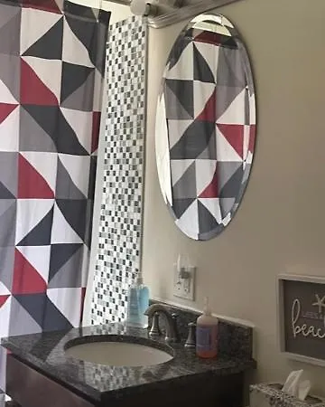 Clean, Spacious, Inexpensive Queen Br Chicago