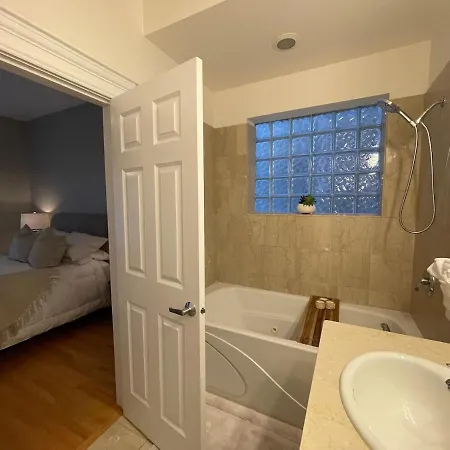 Amazing 3br 3 Ba In Apartment Chicago