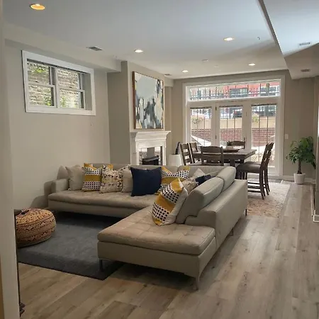 Amazing 3br 3 Ba In Apartment Chicago