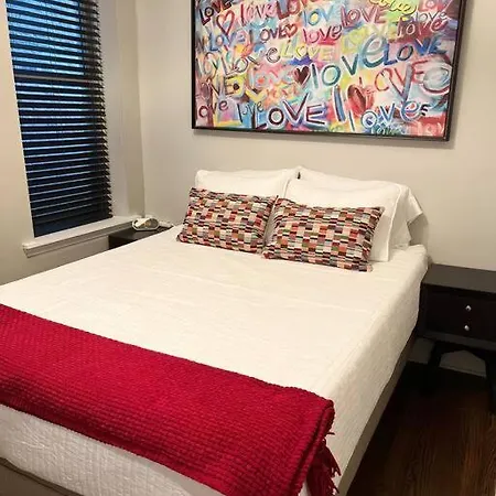 Trendy West Town Flat - 2 Bed / 1.5 Bath W Parking Apartment